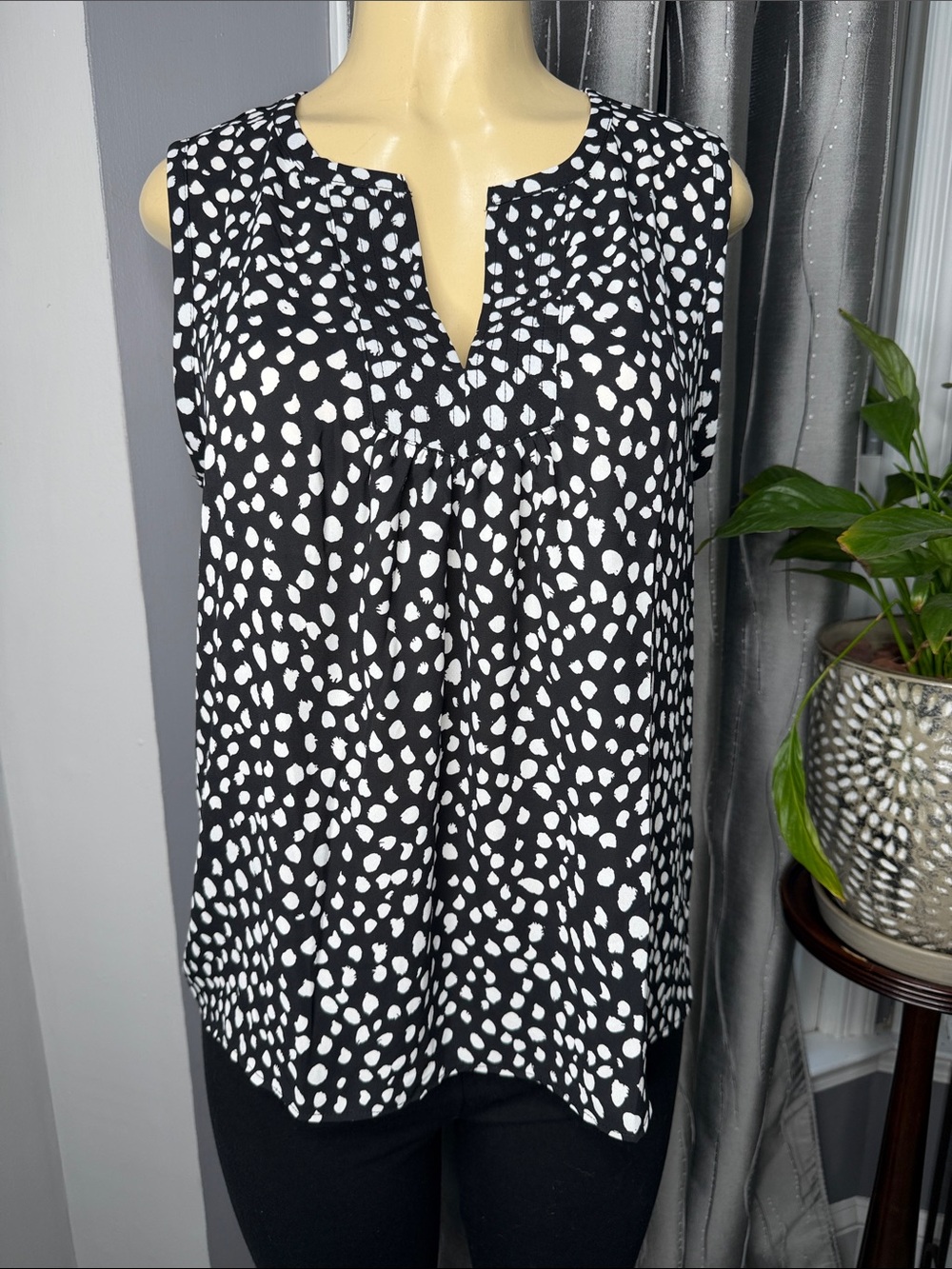 LOFT Women’s Sz M Black and White Sleeveless Dot Split-Neck Camisole NWT